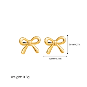 Detail of 18K gold bow stud earrings with 10mm x 7mm dimensions and mirror-polished finish
