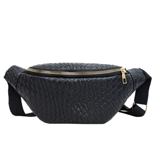 Sac banane noir moderne pour femme avec texture tressée et fermeture éclair dorée élégante