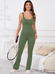 Combinaison de sport verte côtelée à col en U et pantalon évasé pour le yoga