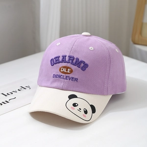 Détail de la broderie 3D et du motif panda sur la casquette de baseball en toile mauve