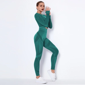 Dettaglio del set yoga a costine senza cuciture color ottanio con top e leggings