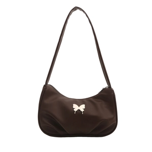 Sac sous le bras en similicuir marron foncé avec pendentif papillon argenté liquide