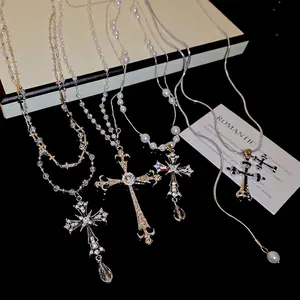 Collane con croce in stile gotico color argento con strass e perle bianche eleganti