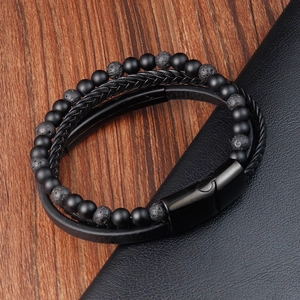 Détail macro du bracelet multicouche pour homme avec pierre volcanique et cuir