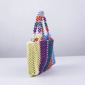 Vue détaillée d'un sac à main en perles colorées fait main avec rayures arc-en-ciel