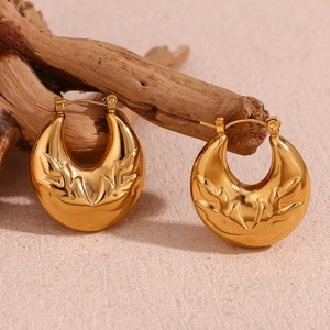 Détail de boucles d'oreilles perles marguerites plaquées or 18K avec texture relief