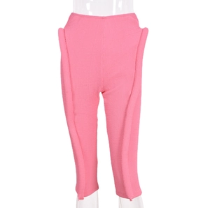 Pantalon court rose texturé en tissu gaufré 3D présenté sur un mannequin de face