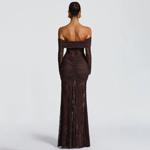 Robe longue froncée marron foncé avec dentelle et épaules dénudées, vue de dos