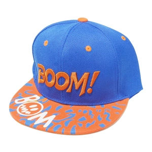 Detailansicht der BOOM-Stickerei und des Graffiti-Prints auf der Hip-Hop-Cap