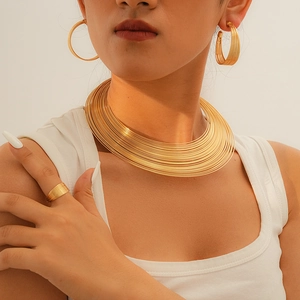 Nahaufnahme des goldenen mehrlagigen Halsketten-Sets mit Ohrringen und Ring