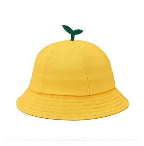 Vue détaillée arrière du chapeau de soleil jaune en coton avec pousse verte pour enfant