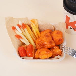Realistisches künstliches Brathähnchen und Pommes Frites mit Ketchup Lebensmittelelement