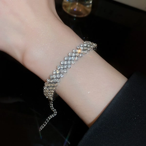 Gros plan d'un bracelet strass à trois rangées avec chaîne d'extension argentée réglable