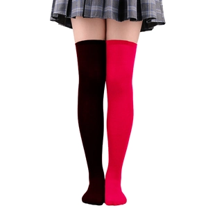 Chaussettes hautes bicolores noir et rose vif en maille tricot pour femme