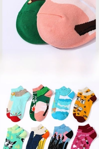 Grille détaillée de diverses chaussettes basses en coton coloré avec motifs vibrants
