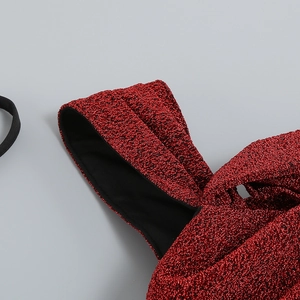 Vue macro du tissu scintillant rouge et des coutures intérieures d'une robe moulante