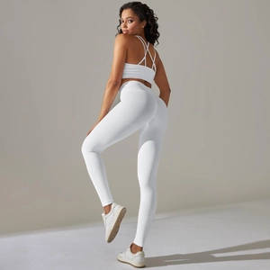 Détail de l'ensemble de yoga blanc avec brassière à dos croisé et legging taille haute