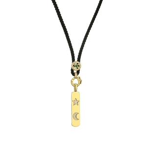 Détail macro du pendentif rectangle doré avec cristaux étoile et lune sur cordon noir