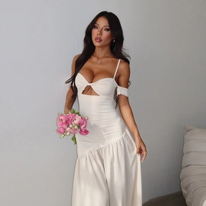 Robe longue blanche à épaules dénudées avec découpe avant et ourlet asymétrique à volants