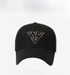 Detailansicht der schwarzen Baumwoll-Basecap mit goldener WV Logo-Stickerei