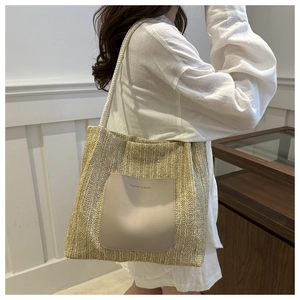 Detail der gewebten Stroh-Tote-Bag mit Ledertasche und Fashion & Bags Aufschrift