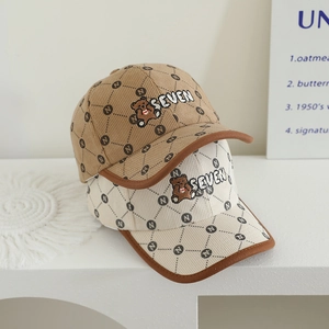 Casquette enfant en velours côtelé avec broderie ours et motif N embossé en kaki et beige
