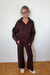 Detailansicht des kaffeebraunen Stricksets mit Polopullover und weiter Hose für Damen