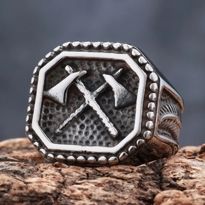 Vintage-Wikingerring aus Edelstahl mit gekreuzten Streitäxten auf Holzgrundlage