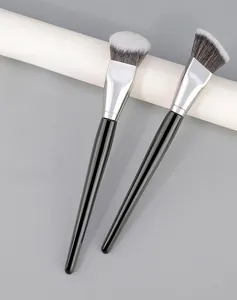 Détail des poils synthétiques denses sur un pinceau à fond de teint et fard à joues biseauté