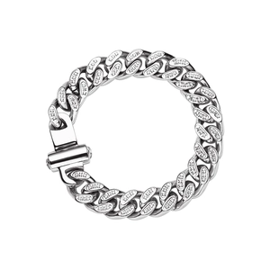 Bracciale cubano in argento lucido con zirconi scintillanti su sfondo bianco