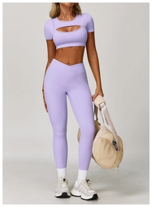 Détail de l'ensemble yoga lilas avec haut évidé et leggings à taille haute croisée
