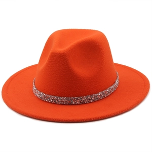 Détail du chapeau fedora orange en laine avec ruban de strass brillant et calotte