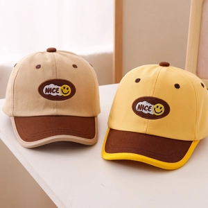 Dettaglio del ricamo NICE e della toppa con smile sui cappellini da baseball