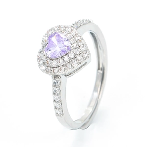 Nahaufnahme eines Silberrings mit violettem Herz-Zirkonia und funkelnder Pavé-Fassung