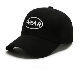 Dettaglio del cappellino da baseball in cotone con ricamo NEAR bianco e cuciture