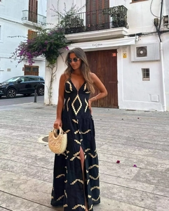 Dettaglio del vestito lungo boho con scollo a V, motivo etnico e spacco laterale