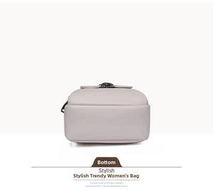 Vue détaillée de la base large et des coutures du sac bandoulière en cuir grainé beige