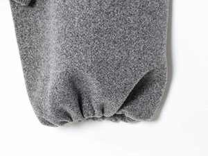 Gros plan sur le poignet élastique gris foncé montrant la texture du molleton