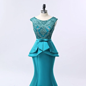 Robe de soirée sirène sarcelle élégante avec dentelle perlée et taille à basque