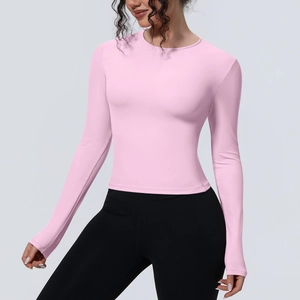 Détails du haut de yoga rose à manches longues, tissu respirant et coupe ajustée