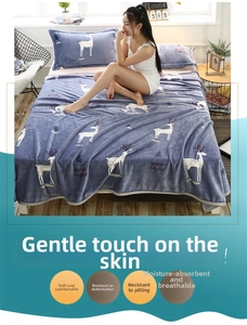 Détail d'une couverture en flanelle violette avec motif cerf et texte good night