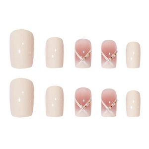Unghie finte bianco crema con perle, sfumature rosa e dettagli dorati eleganti