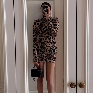 Nauwsluitende mini-jurk met luipaardprint, lange mouwen, opstaande kraag en open rug