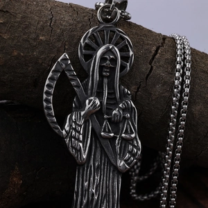 Détail macro du pendentif gothique faucheuse sur fond de bois rustique