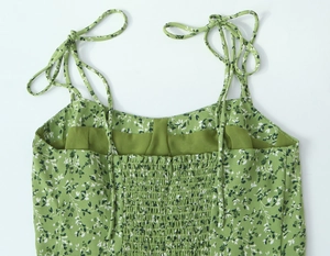 Détail de la robe fleurie verte avec bretelles à nouer et dos élastiqué froncé