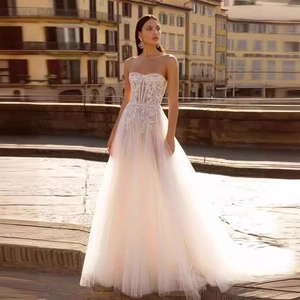 Robe de mariée bustier blanche avec corsage en dentelle florale et jupe en tulle multicouche