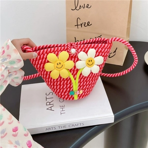 Strohhandtasche mit rot-weißen Streifen und bunten 3D-Smiley-Blumen-Ornamenten