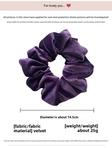 Detailopname van een 14,5 cm grote donkerpaarse fluwelen haarelastiek met zachte plooien