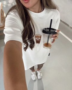 Détail du t-shirt blanc en coton avec motif 'ANOTHER Coffee' et col rond classique