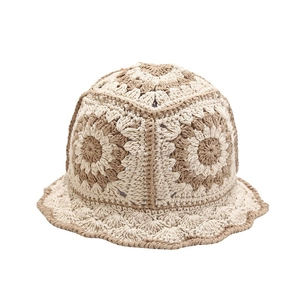 Gehaakte vissershoed in Japanse stijl met zonnebloempatronen en golvende rand in beige